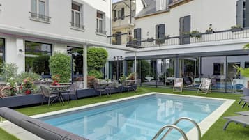 시즌별로 운영되는 야외 수영장, 15:30 ~ 19:00 오픈, 수영장 파라솔, 일광욕 의자