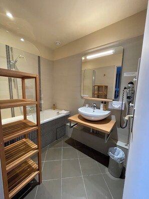 Double Room | Bathroom - Le Pavillon d'Enghien - Vichy (Vichy)