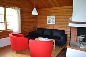 Cabaña (4 beds) | Área de sala de estar | Televisión 