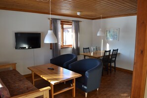 Cabaña (4 beds) | Área de sala de estar | Televisión 