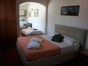 Hochwertige Bettwaren, Bügeleisen/Bügelbrett, kostenloses WLAN