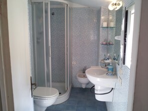 Apartment | Bathroom | Shower, rainfall showerhead, hair dryer, bidet - Appartamento Duomo (Florence)