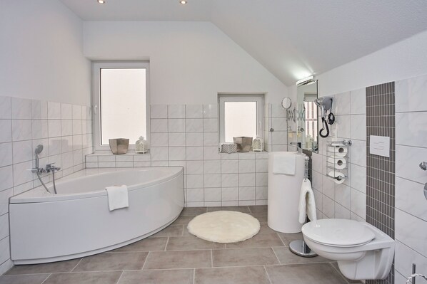 Deluxe Penthouse, Kitchen | Bathroom | Hair dryer, towels