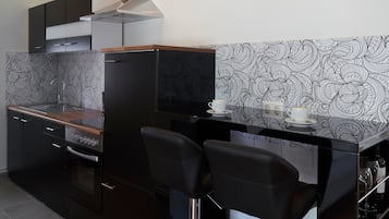 Deluxe-Penthouse, Küche | Eigene Küche | Kühlschrank, Mikrowelle, Ofen, Herdplatte