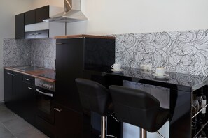 Deluxe Penthouse, Kitchen | Private kitchen | Fridge, microwave, oven, stovetop - Pension Donau Apartments - Limmerstr 25 (Hannover)