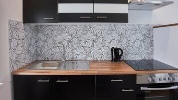 Deluxe Penthouse, Kitchen | Private kitchen | Fridge, microwave, oven, stovetop