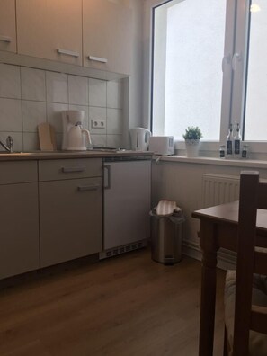 Basic Apartment, 3 Single Beds | Private kitchen