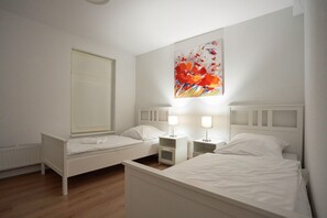 Comfort Apartment, 2 Bedrooms | 1 bedroom, desk, iron/ironing board, cots/infant beds - Pension Donau Apartments - Limmerstr 25 (Hannover)