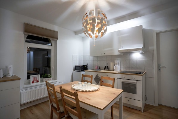 Comfort Apartment, 2 Bedrooms | In-room dining