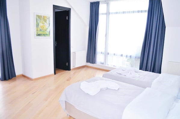 Egyptian cotton sheets, premium bedding, desk, free WiFi