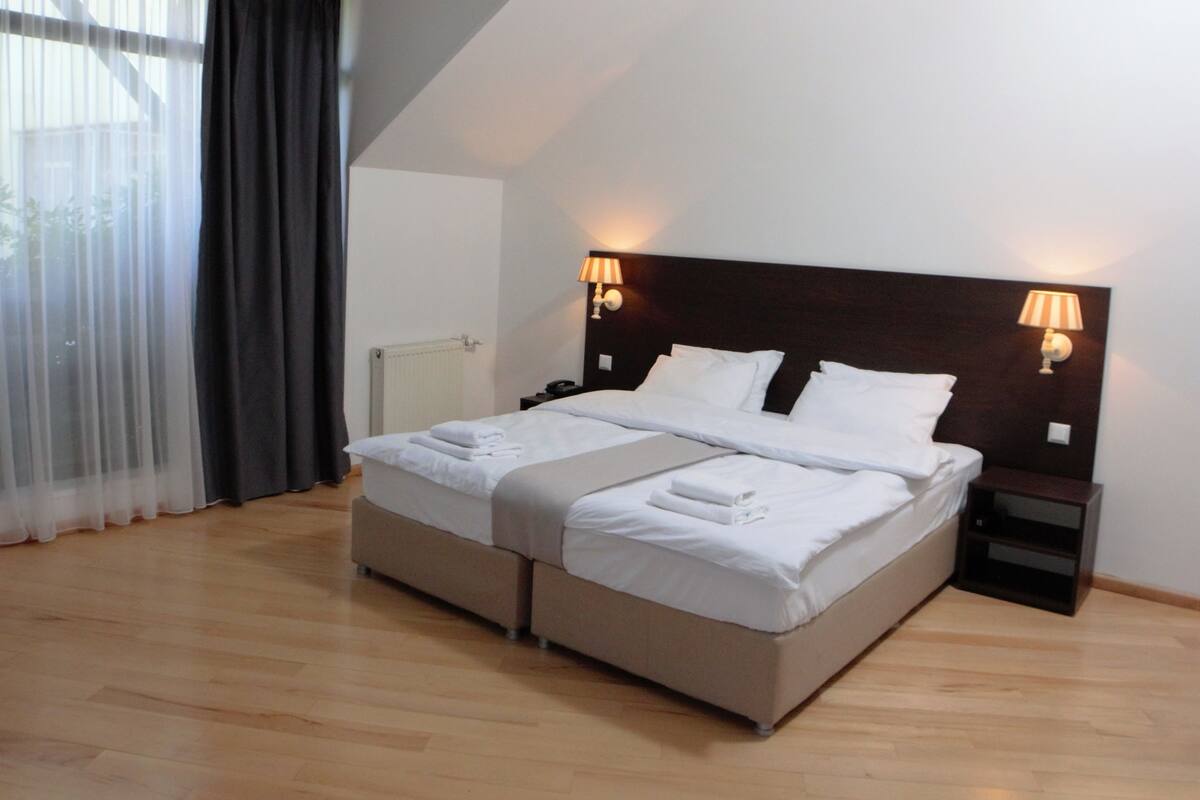 Egyptian cotton sheets, premium bedding, desk, free WiFi