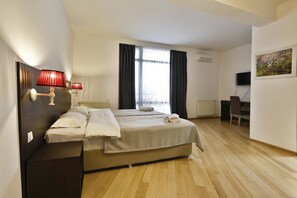 Egyptian cotton sheets, premium bedding, desk, free WiFi