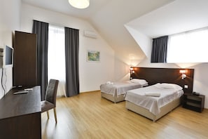 Egyptian cotton sheets, premium bedding, desk, free WiFi