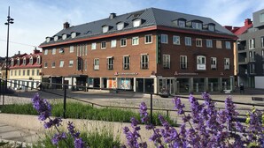 A hotel with a brick facade, multiple windows, and balconies. - Hotell Siesta (Karlskrona)