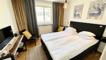 Basic-dobbeltværelse | Skrivebord, mørklægningsgardiner, lydisolering, gratis Wi-Fi