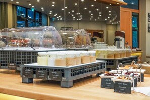 Petit déjeuner buffet (15 EUR par personne)