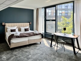 Ropa de cama de alta calidad y caja de seguridad en la habitación 