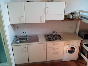 Studio | Private kitchenette | Fridge, microwave, stovetop, coffee/tea maker - David Appartamento (Florence)