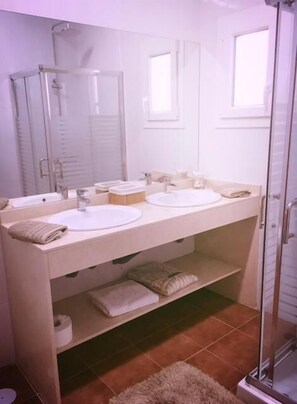 Shower, free toiletries, hair dryer, towels - Finca la Calera (San Bartolome)