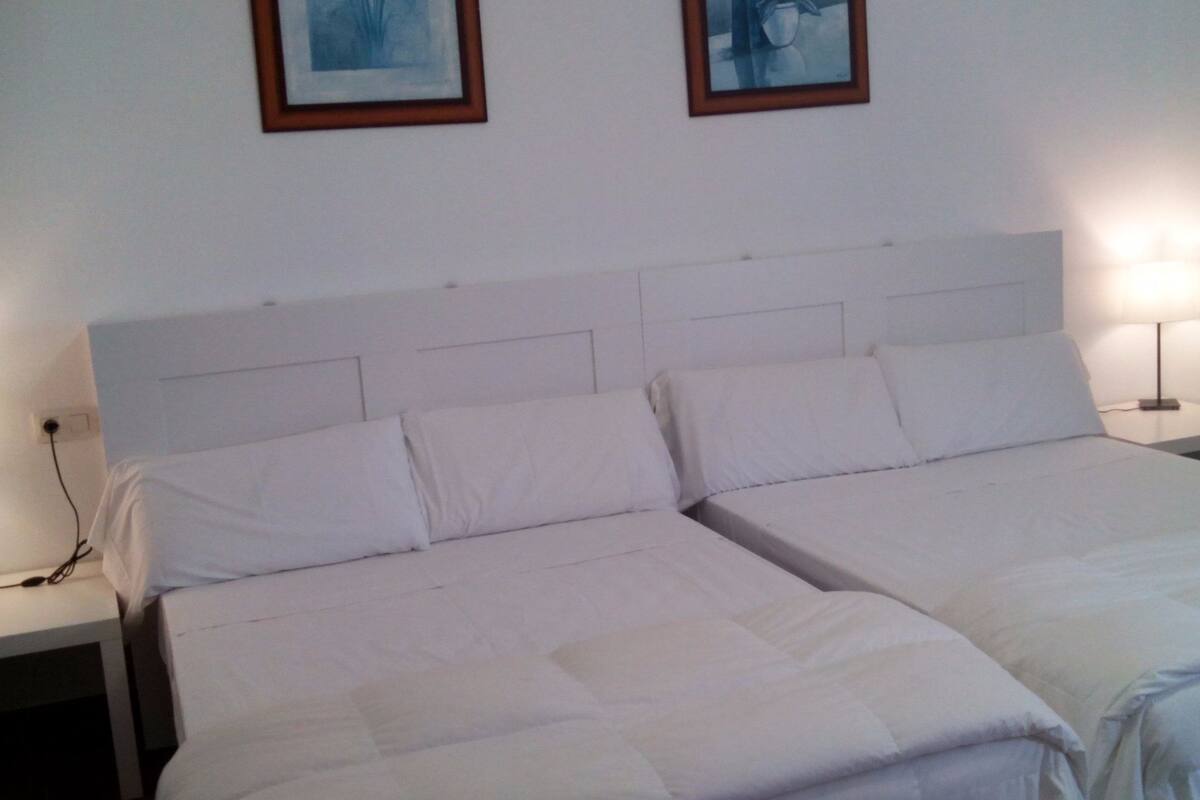 Sistema de insonorización, cunas gratuitas, wifi gratis y ropa de cama