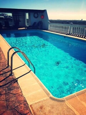 Piscine extérieure, chaises longues