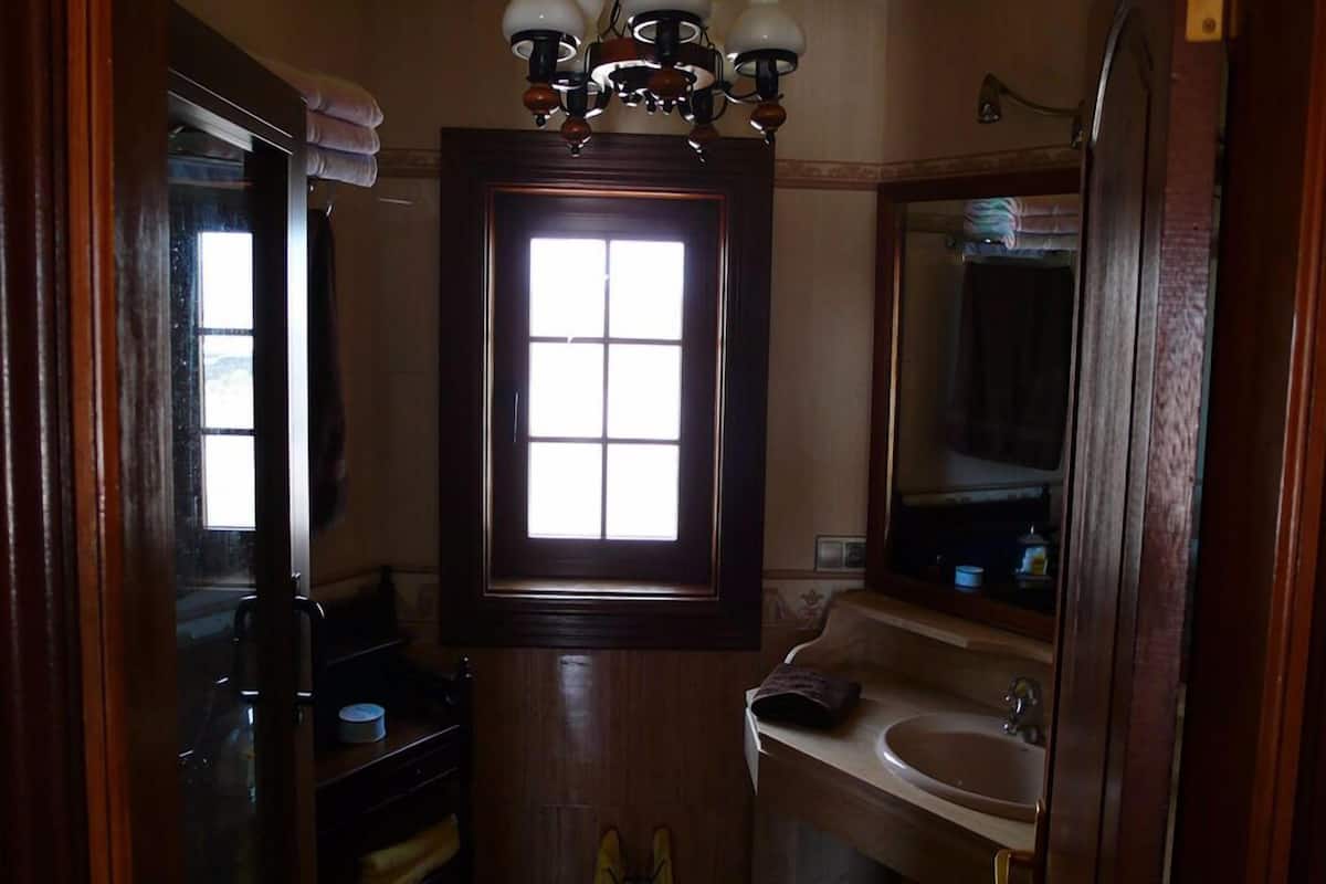 Apartamento, vistas al mar (3) | Baño | Ducha, artículos de higiene personal gratuitos y secador de pelo