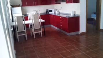 Frigorífico grande, microondas, placa de cocina y cafetera o tetera