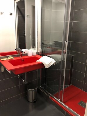 Shower, free toiletries, hair dryer, slippers - Room 94 Spagna (Rome)
