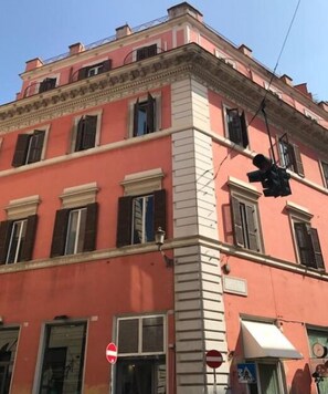 Vista frontal de la propiedad