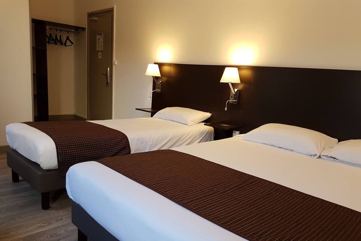 Cubrecamas, colchones con pillow-top y escritorio