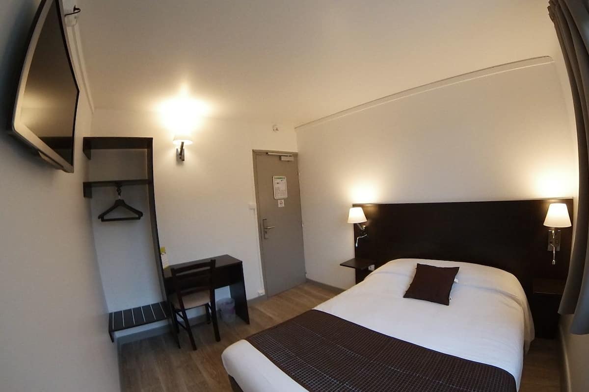 double or twin room | down duvets, pillow-top beds, desk, iron/ironing board