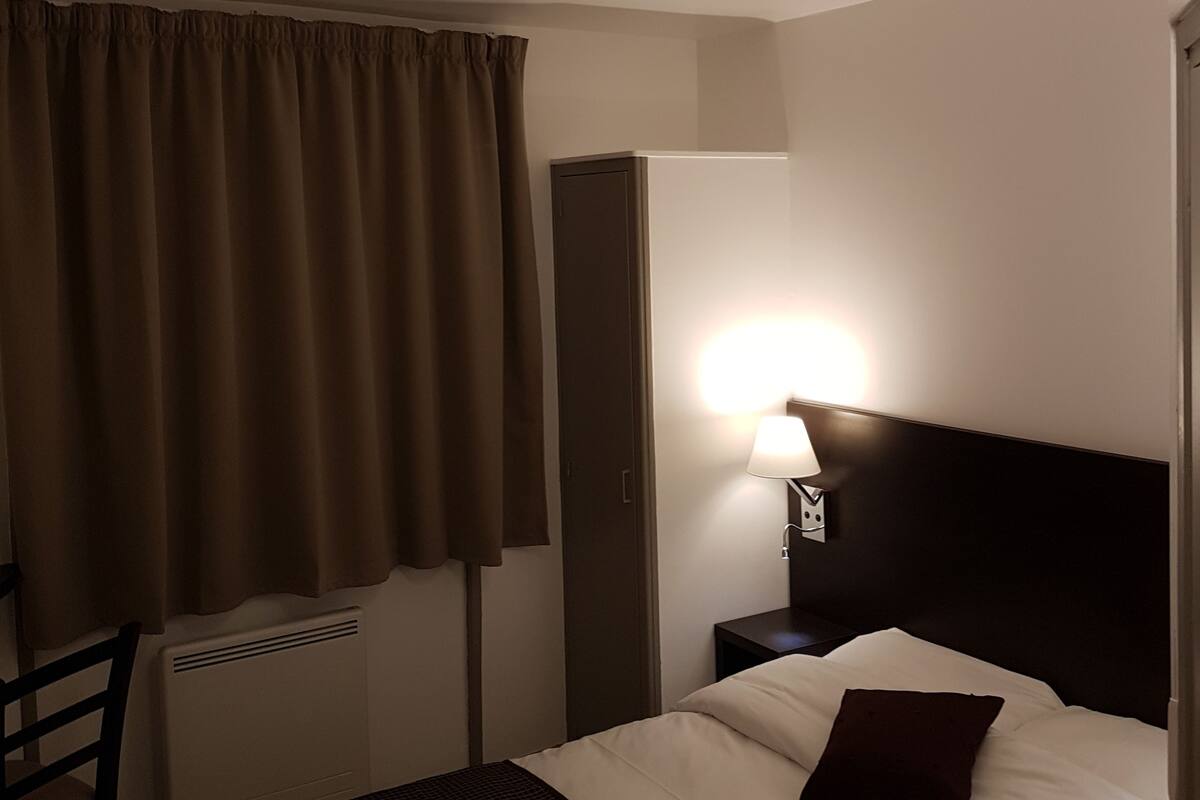 Cubrecamas, colchones con pillow-top y escritorio