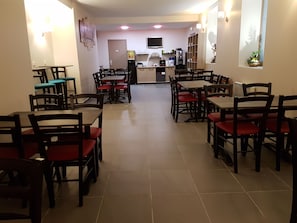 Café da manhã com buffet todos os dias (EUR 9 por pessoa) 