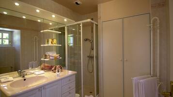 Deep soaking tub, free toiletries, hair dryer, towels