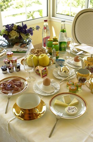 Daily continental breakfast (EUR 13.00 per person) - Hostellerie Clau del Loup (Anglars-Juillac)