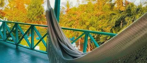 Familienzimmer | Wohnbereich | 32-Zoll-Flachbildfernseher mit Satellitenempfang, Fernseher