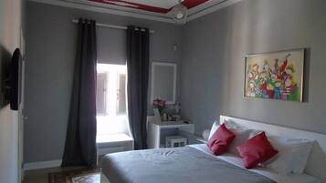 Superior tweepersoonskamer | Een minibar, een kluis op de kamer, een bureau, een laptopwerkplek