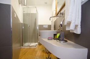 Dobbeltrom – superior | Bad | Dusj, regndusjhode, toalettartikler (inkludert) og hårføner