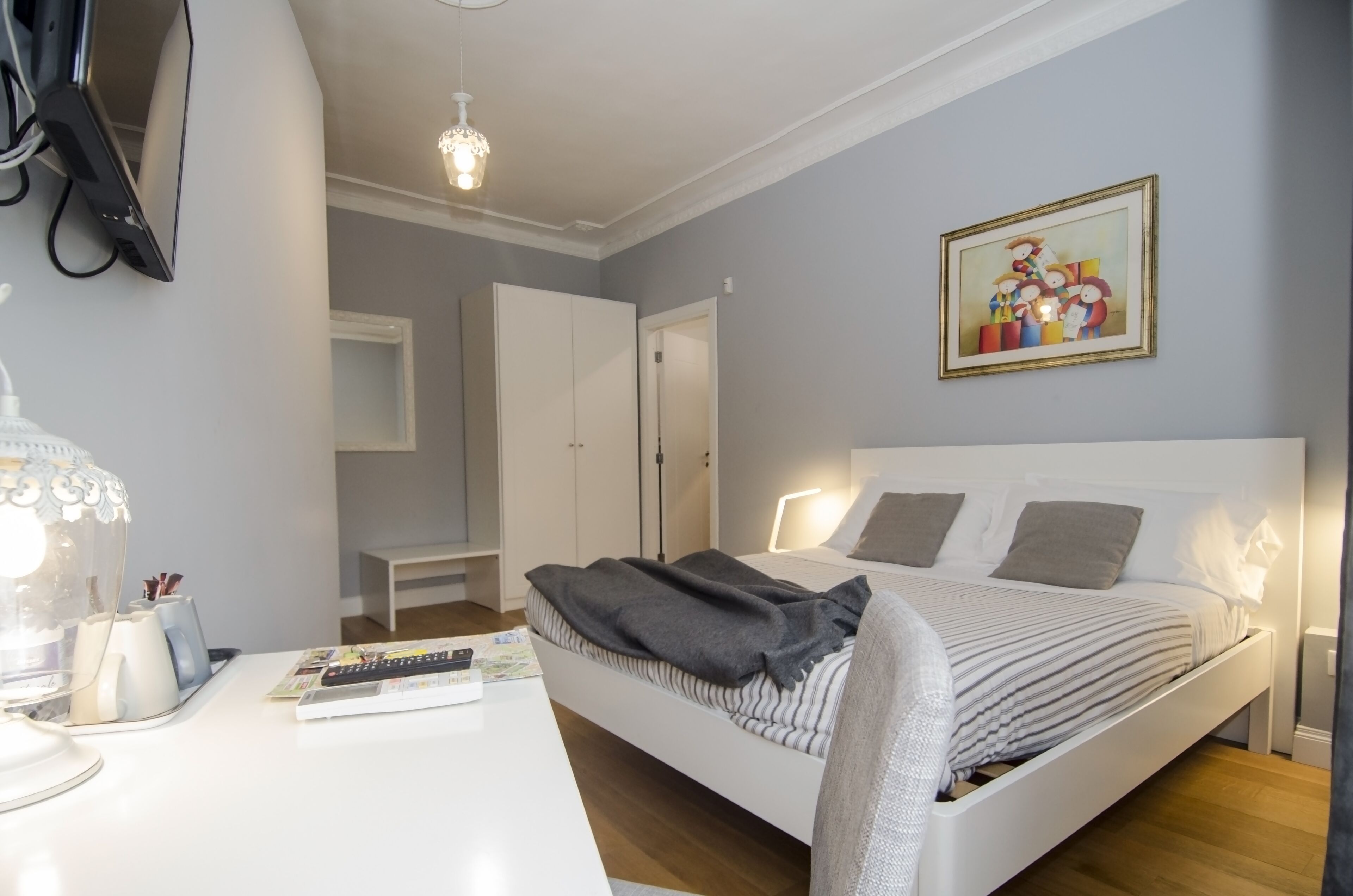 Grand tweepersoonskamer | Een minibar, een kluis op de kamer, een bureau, een laptopwerkplek