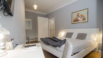 Grand tweepersoonskamer | Een minibar, een kluis op de kamer, een bureau, een laptopwerkplek