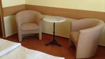 Standard-Doppel- oder -Zweibettzimmer | Zimmersafe, Schreibtisch, Verdunkelungsvorhänge, Bügeleisen/Bügelbrett