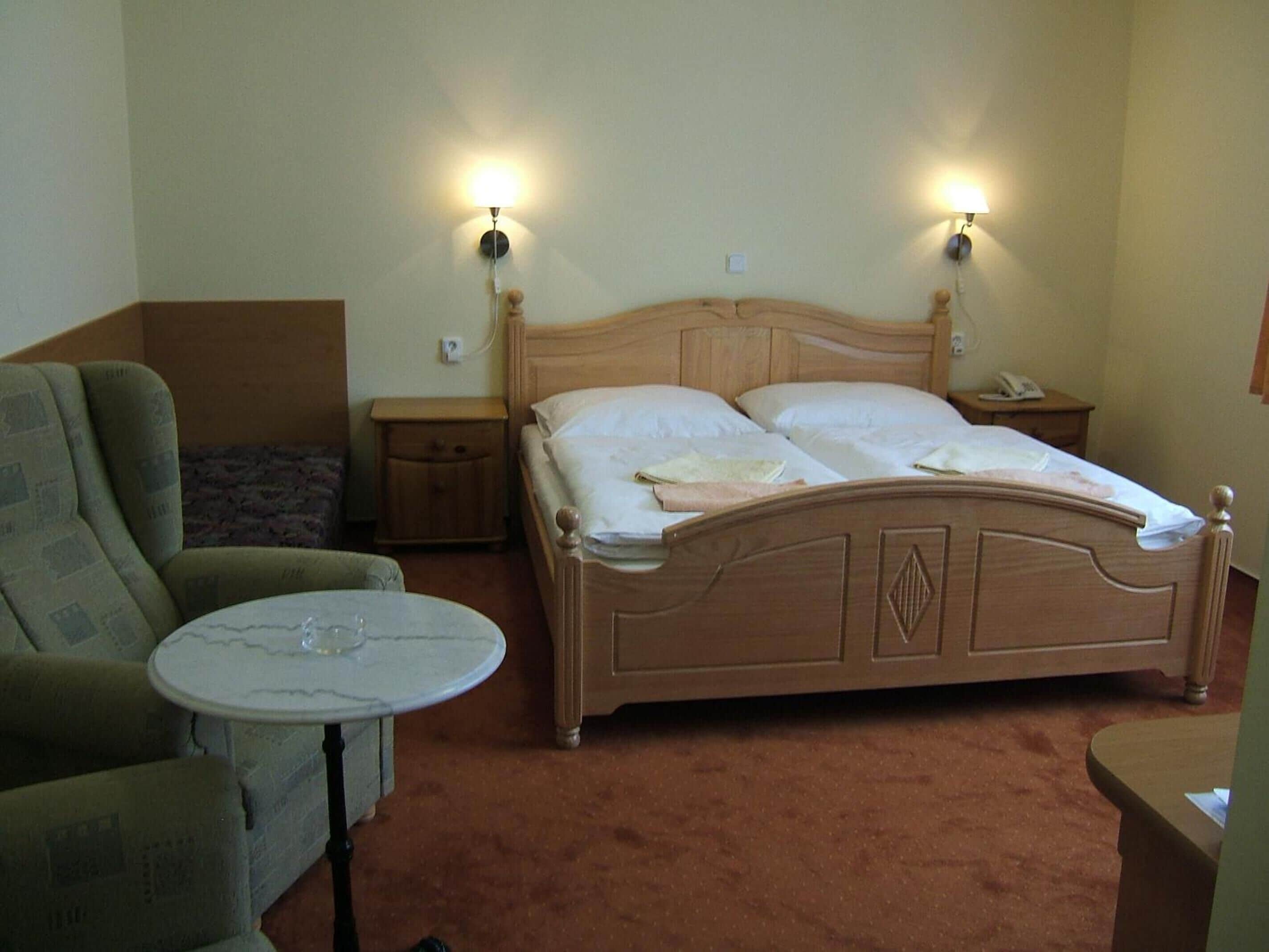 Zimmersafe, Schreibtisch, Verdunkelungsvorhänge, Bügeleisen/Bügelbrett