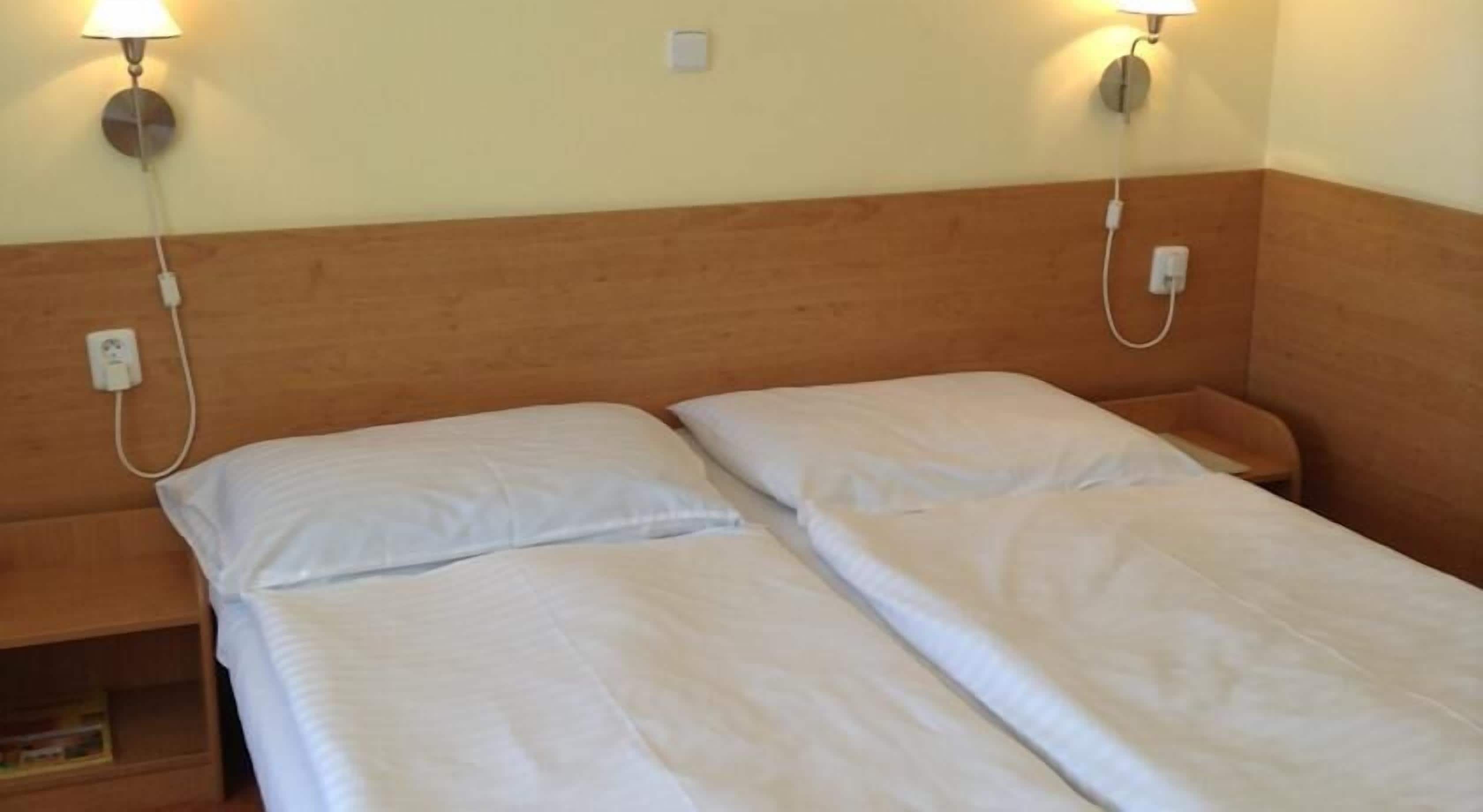 standard double or twin room | in-room safe, desk, blackout curtains, iron/ironing board