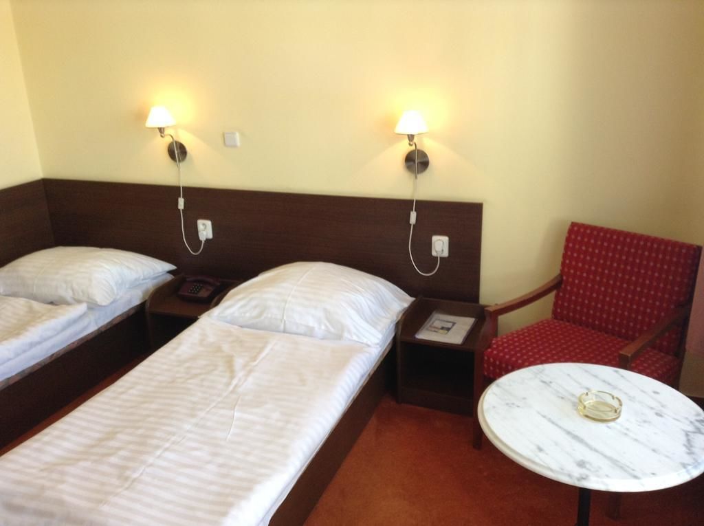 スタンダード ダブルまたはツインルーム | セーフティボックス (室内)、デスク、遮光カーテン、アイロン / アイロン台