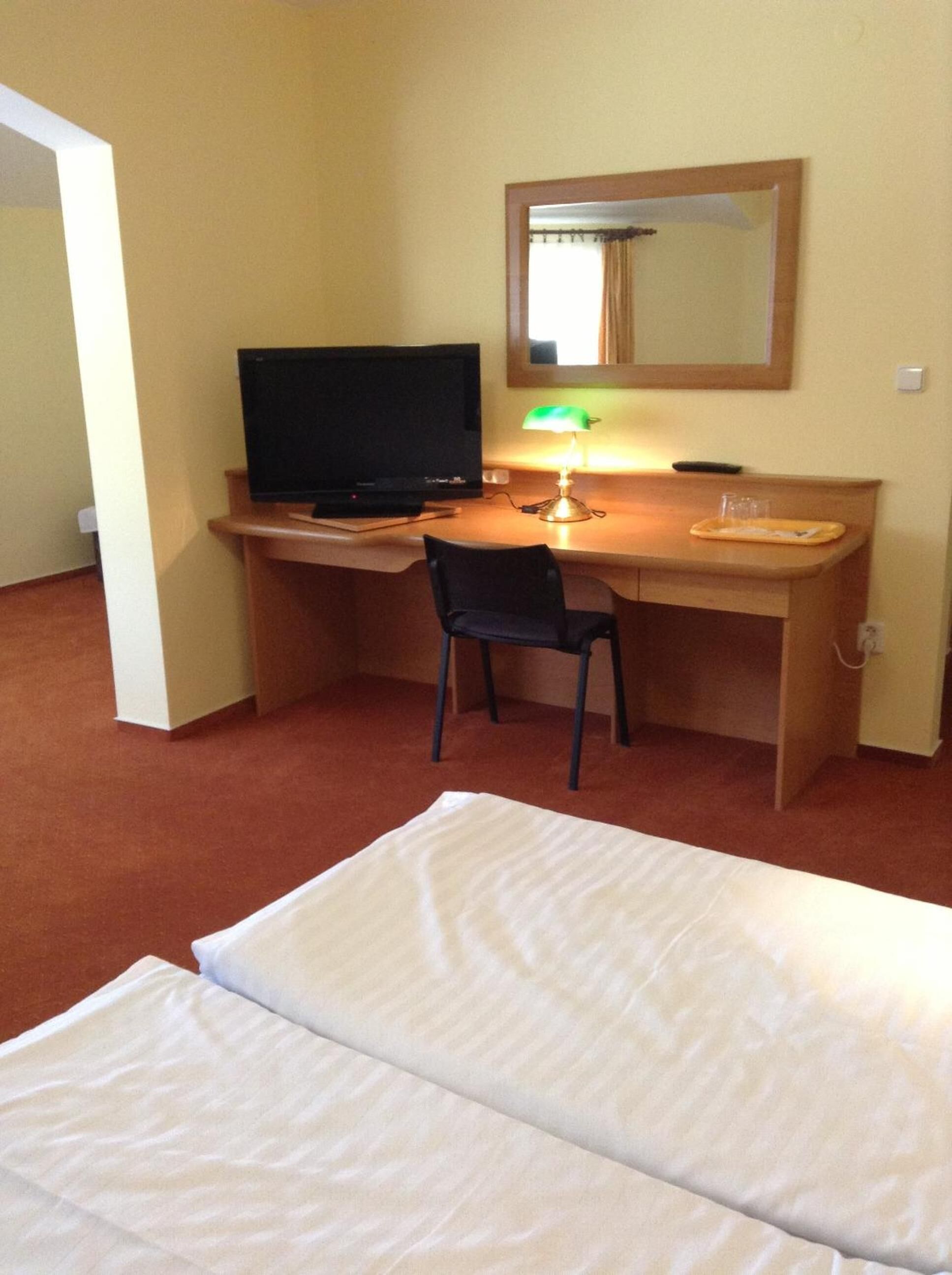 Een kluis op de kamer, een bureau, verduisterende gordijnen