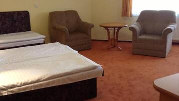 Zimmersafe, Schreibtisch, VerdunkelungsvorhĂ€nge, BĂŒgeleisen/BĂŒgelbrett