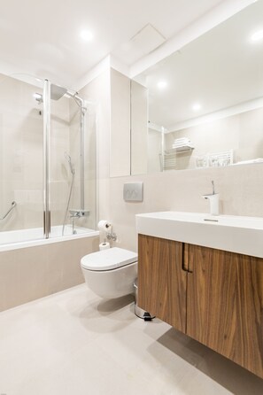 Douche cascade, articles de toilette (gratuits), séchoir à cheveux