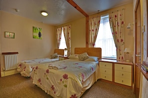 Cots/infant beds, free WiFi