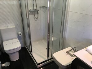 Superior Double Room, 1 Queen Bed | Bathroom | Free toiletries, hair dryer, towels