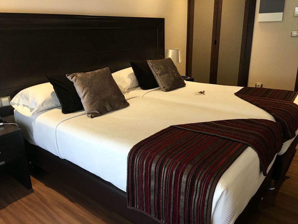 Standaard Twin kamer | Een minibar, een kluis op de kamer, een bureau